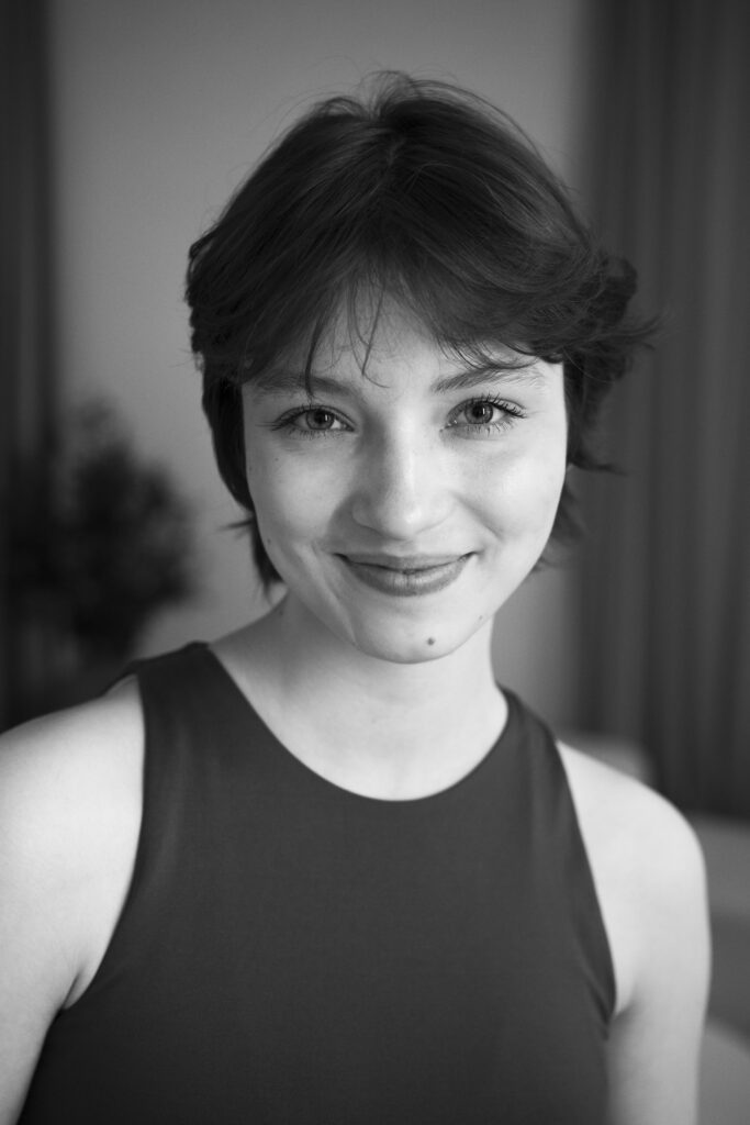 medium-shot-young-woman-portrait